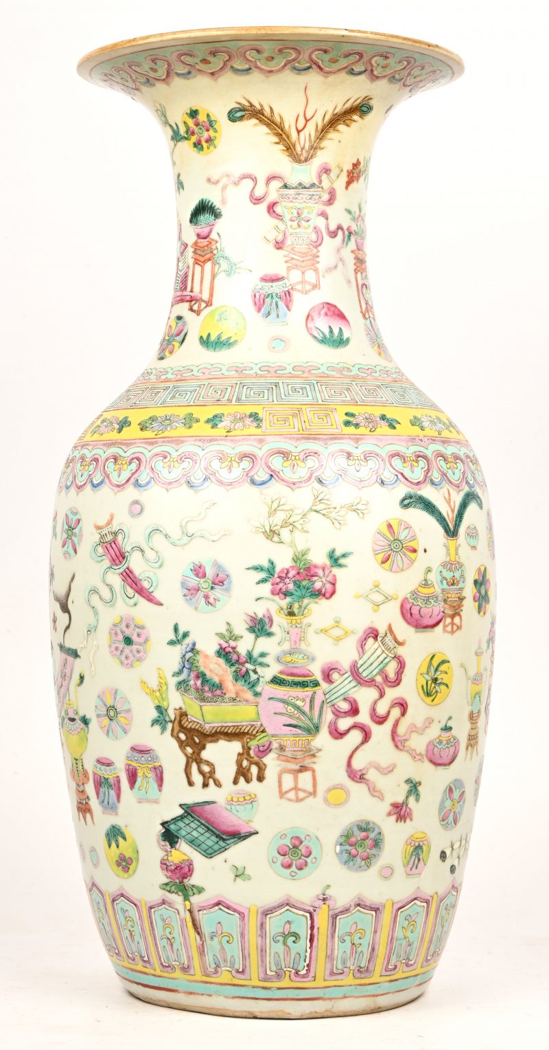 Vaas in Chinees porselein met voorwerpen van een geleerde, famille rose, 19e eeuw. Haarlijn in de bodem.