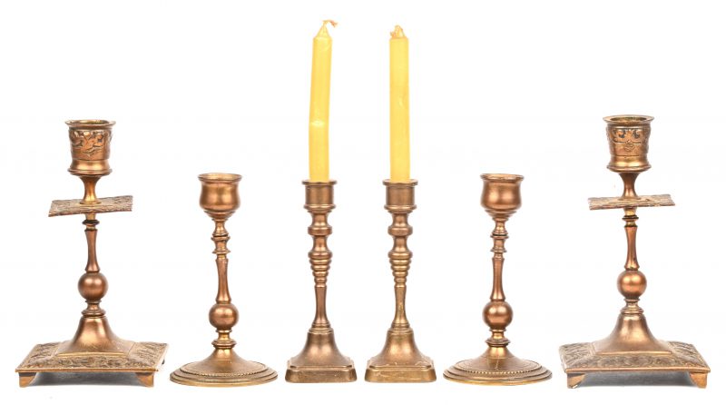 Drie sets vantwee kleine koperen kandelaars, naar de 18e/19e eeuw.