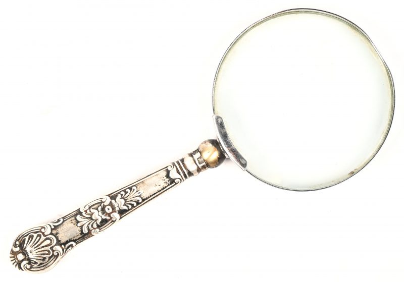 Een loupe met zilveren handvat.