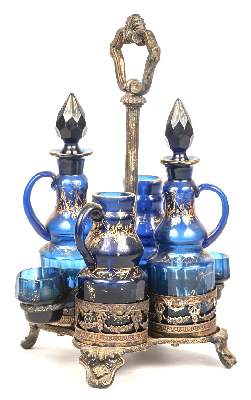 Een likeurset, blauw glas met gouden accenten in verzilverd metalen houder, 19e eeuws.