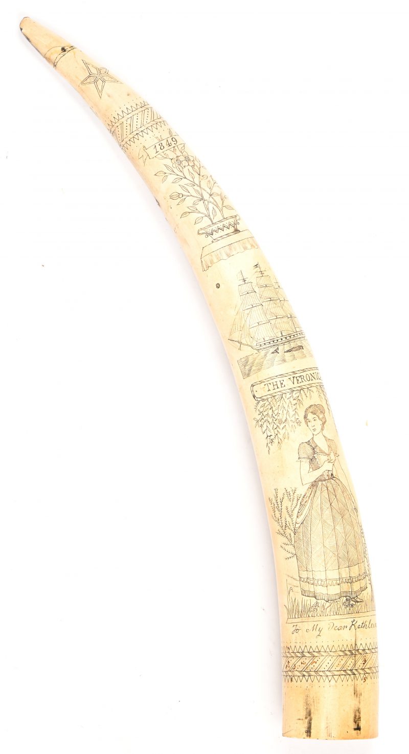 “The Bark Veronica out of New Bedford”, een kunststoffen replica van een scrimshaw van 1849. Gelijmd aan de punt.