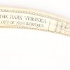 “The Bark Veronica out of New Bedford”, een kunststoffen replica van een scrimshaw van 1849. Gelijmd aan de punt.