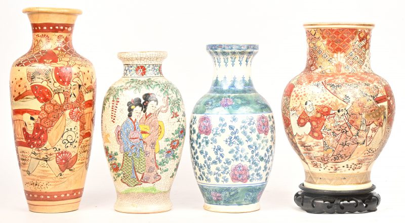 Vier porseleinen vazen, Japanse en Chinese oorsprong.