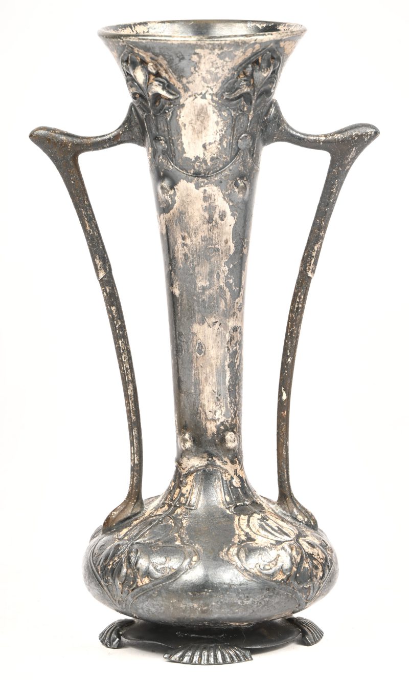 Een klein verzilverd metalen solifleur vaasje, eind 19e eeuw, gemerkt WMF.