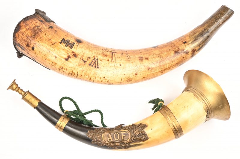Een lot van 2 hoornen bestaande uit een antieke (kruit?)-hoorn met initialen en metalen deksel en een toeter met bronzen plaatje met opschrift AOF.