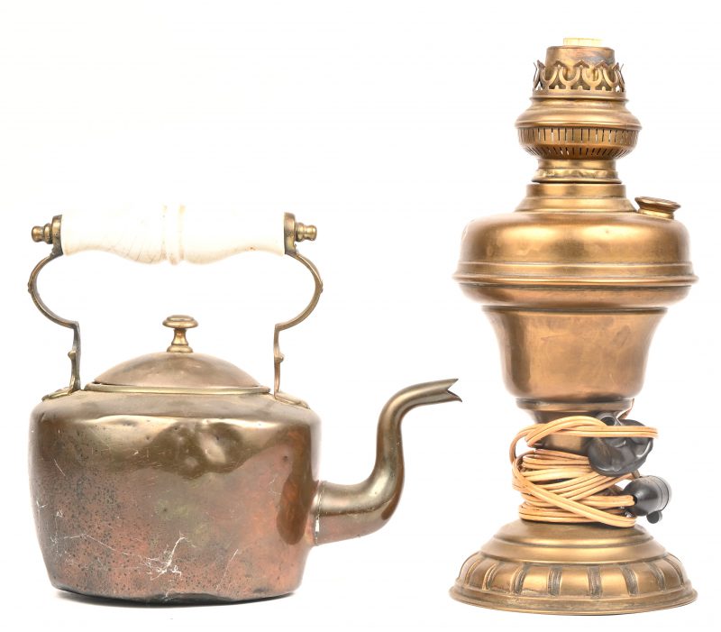 Een antieke koperen theepot met porseleinen handvat, toegevoegd een olielamp/tafellamp waarvan het glas manco.