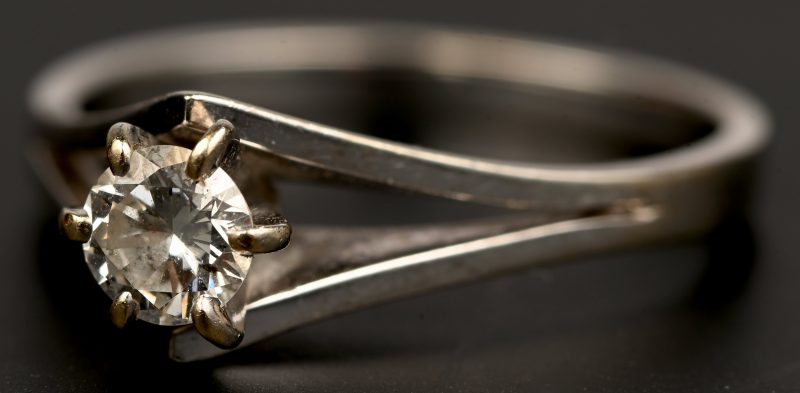 Een 18 kt witgouden ring bezet met een briljant van +- 0,25 ct.