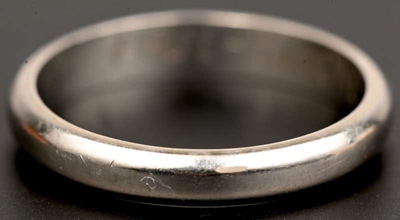 Een 18 kt witgouden trouwring.