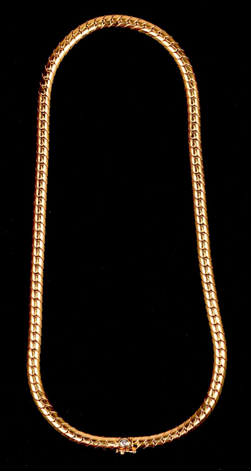 Een 18 kt geelgouden gevlochten halssnoer met een briljant van +- 0,05 ct. aan het slotje.