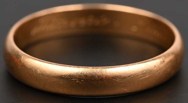 Een 18 kt geelgouden trouwring.