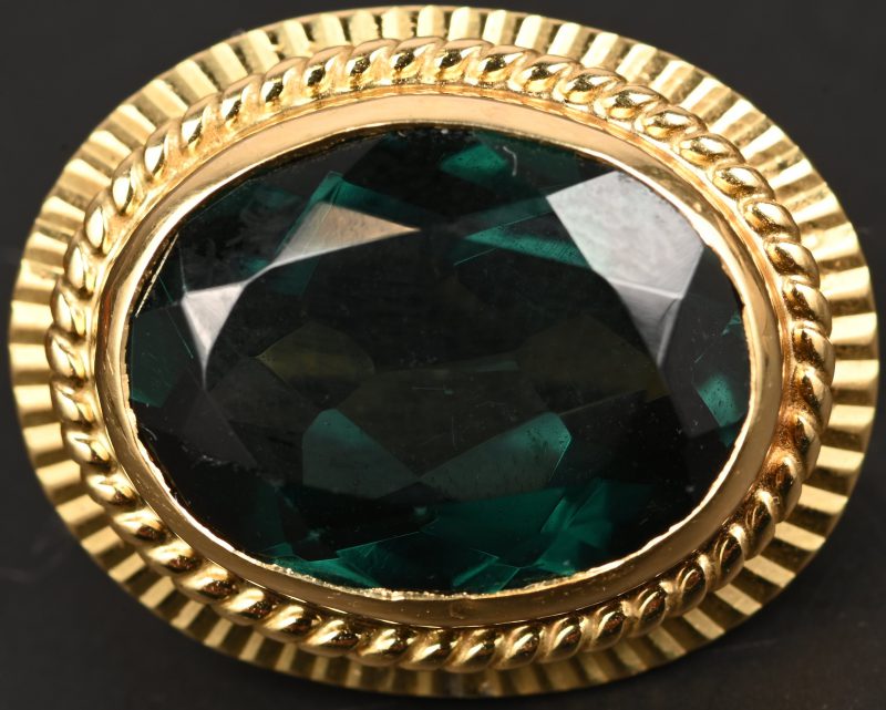 Een 18 kt geelgouden hanger bezet met een donker groene half edelsteen van +- 4 ct.