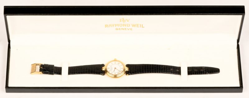Een 18 kt electroplated dameshorloge met lederen polsband. Met certificaat en originele doos.