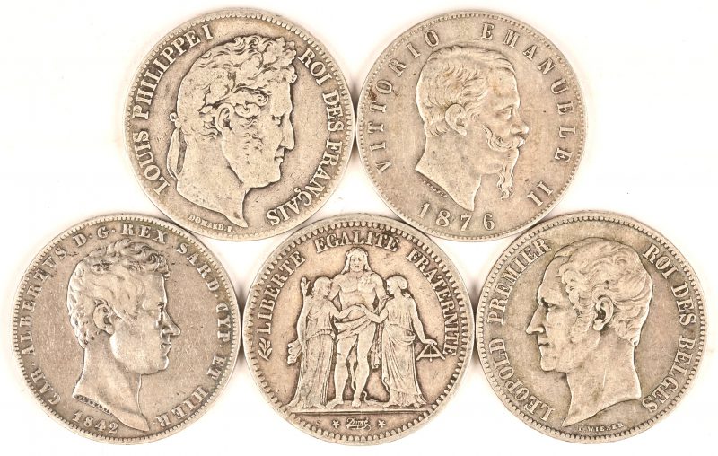 Vijf zilveren munten. 900/1000, 5 francs of lire. Leopold I 1853, Carlo Alberto 1942, Victor Emmanuel 1876, Louis-Philippe 1839, République Française 1949.