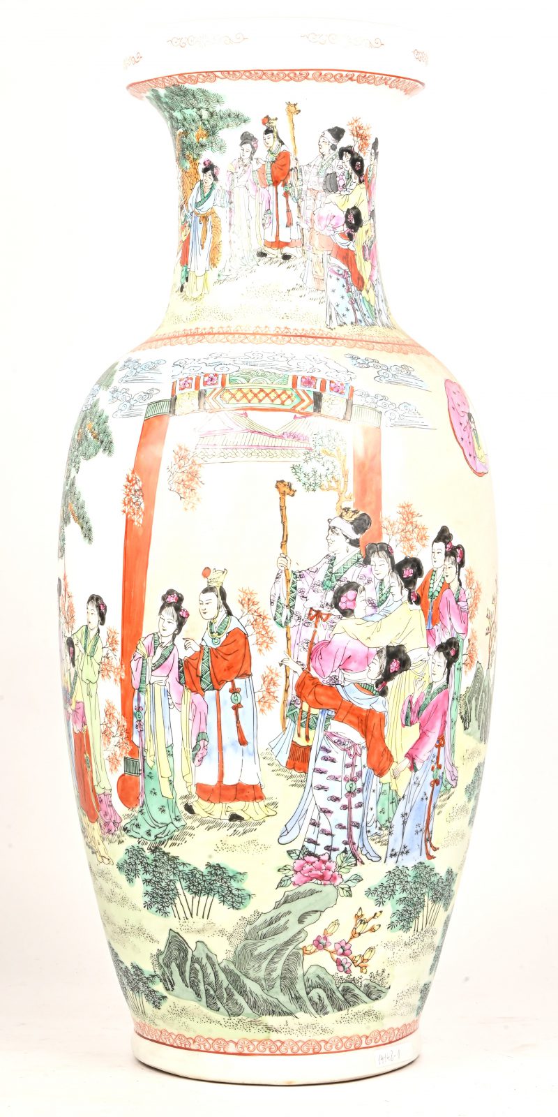 Een grote kraagvaas van meerkleurig Chinees porselein. Famille rose, onderaan gemerkt.