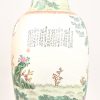 Een grote kraagvaas van meerkleurig Chinees porselein. Famille rose, onderaan gemerkt.