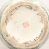 Een grote kraagvaas van meerkleurig Chinees porselein. Famille rose, onderaan gemerkt.
