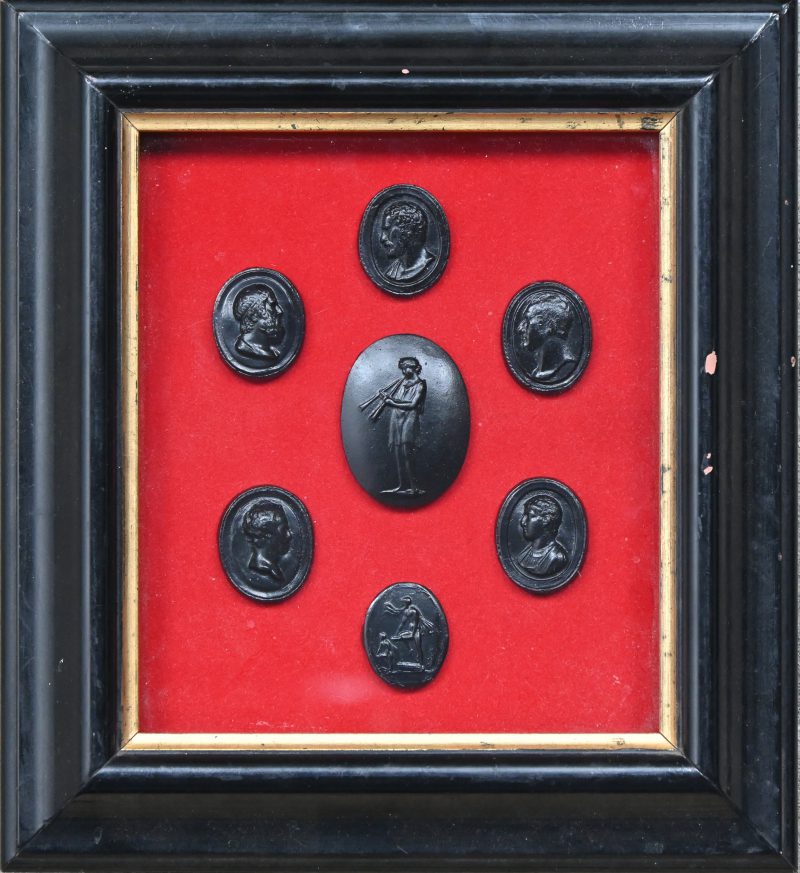 Een kader met portretten in relief. Naar de oudheid.