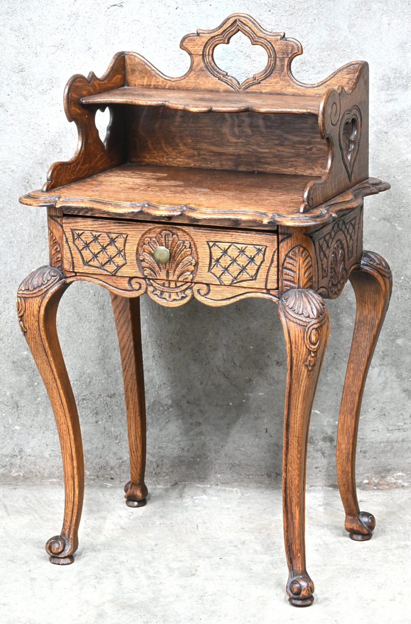 Een massief eikenhouten bijzetkastje met één lade en een schrijftabletje in Louis XV-stijl.