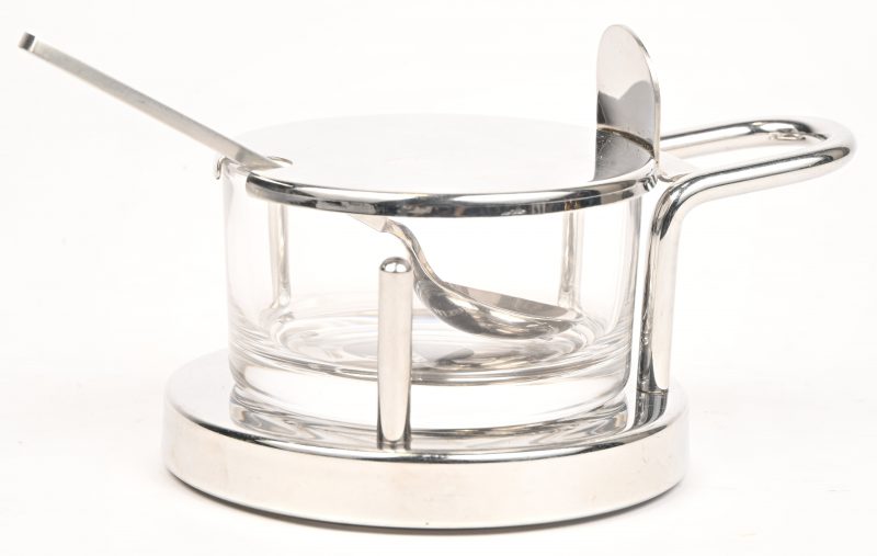 Een Parmezaanse kaas potje met lepel, in glas en metaal.