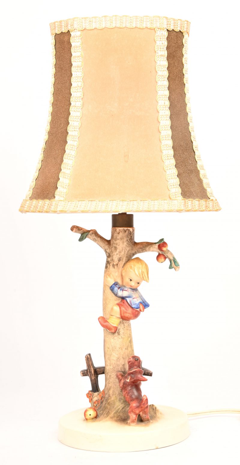 ‘Appeldief’, een porseleinen Hummel tafellampje door Goebel. 44/A 1964-71.