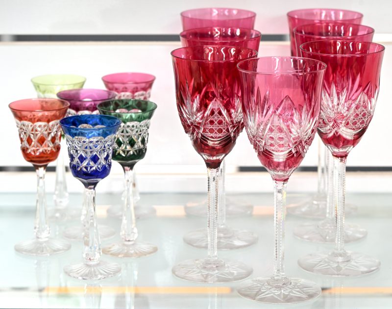 Een set van 7 kristallen glazen van geslepen Boheems kristal, roze in de massa gekleurd enzZes gekleurde borrelglaasjes van geslepen Boheems kristal.