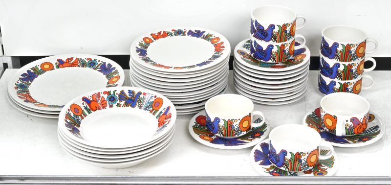 Een 44 delig Boch servies met Acapulco decor. Bestaande uit 3 platte borden, 6 diepe borden, 14 dessertbordjes, 13 schoteltjes en 8 kopjes. Schilferschade aan 1 plat bord, 1 diep bord en 1 dessertbordje.