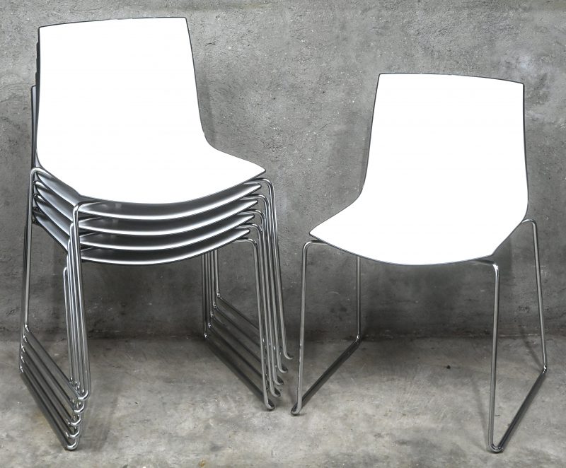 Zes design stoelen, Arper Catifa 46, zwart-witte zit en verchroomd metalen onderstel.