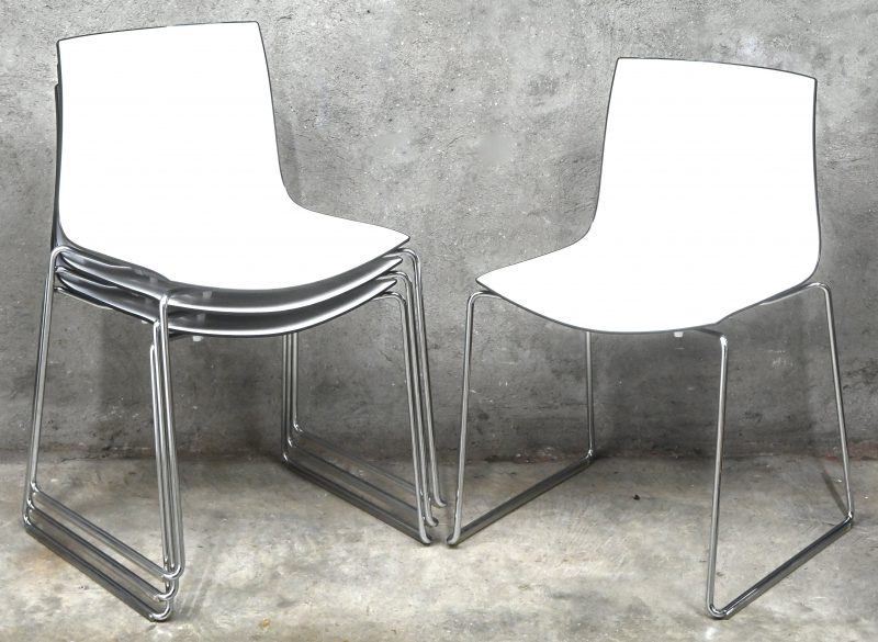 Vier design stoelen, Arper Catifa 46, zwart-witte zit en verchroomd metalen onderstel.