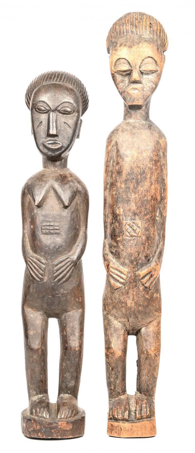 Een set van twee gesculpteerde Afrikaanse beelden, man en vrouw.