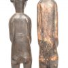 Een set van twee gesculpteerde Afrikaanse beelden, man en vrouw.