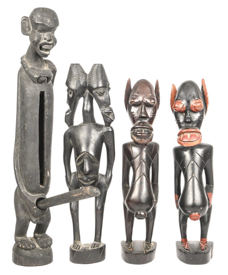 Een lot van vier gesculpteerde Afrikaanse beelden.