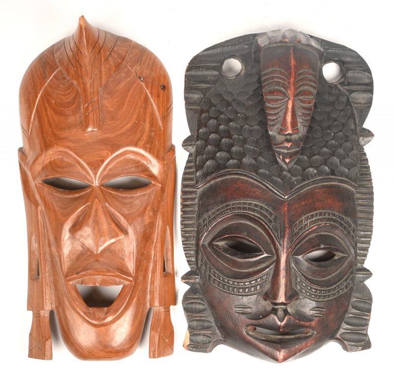 Een lot van twee Afrikaanse maskers.