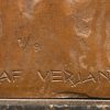 “Moeder met kind”, een bronzen beeld op zwart marmeren sokkel, gesigneerd en genummerd 1/9.