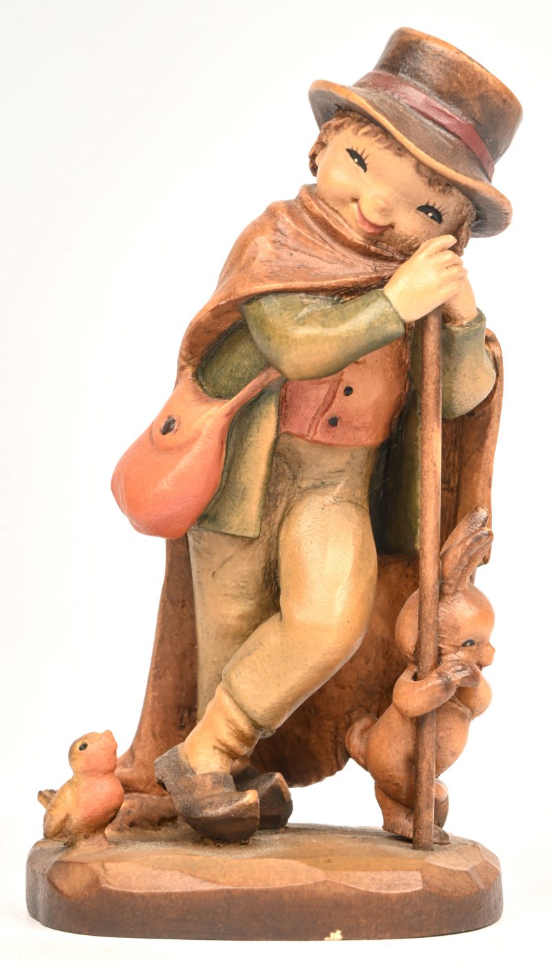 Een gesculpteerd houten beeldje, polychroom, gemerkt.