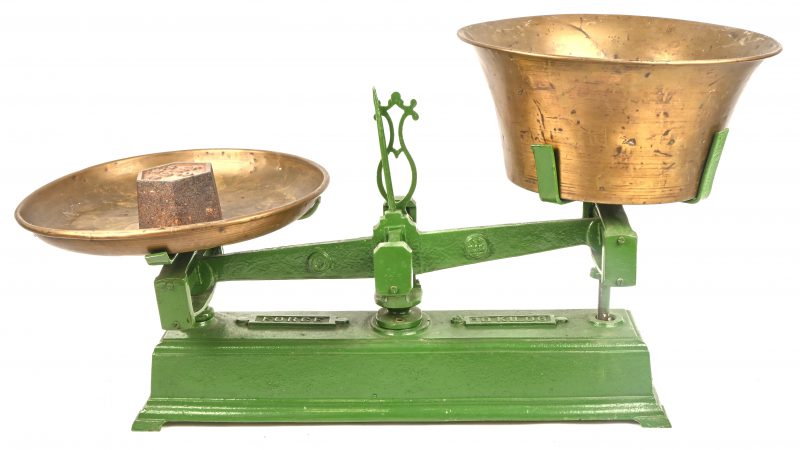 Een antieke weegschaal, Force 10 kg, met één gewicht van 2 kg toegevoegd.