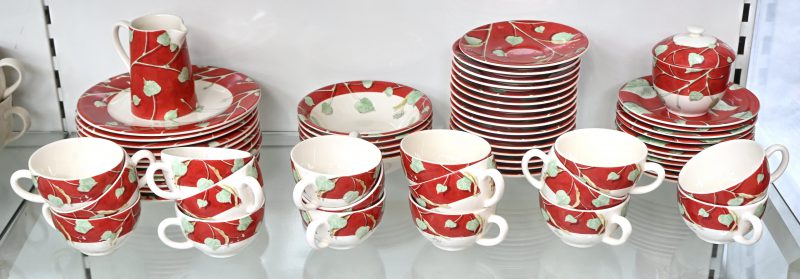 Een 74-delig dessertservies met floraal decor, Gien Tilleul, dishwasher-safe.17 tassen, 16 ondertassen, 10 dessertborden, 11 koekjesbordjes, een melkkan en een suikerpotje.