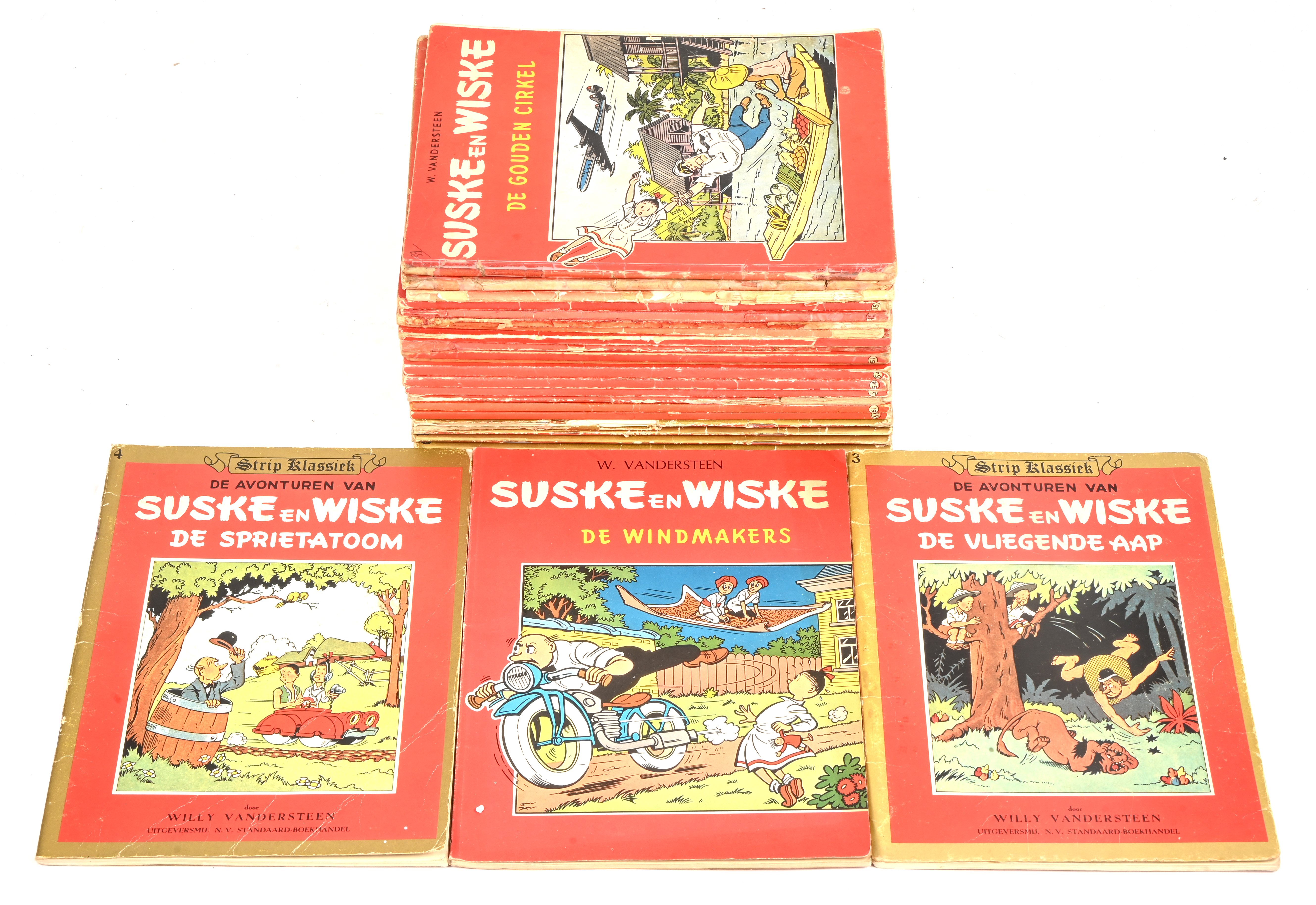 Suske en Wiske. Rode reeks, twee kleuren. Nummers 19 (heruitgave)38, 39, 41, 42, 45, 47, 48, 49, 50, 51, (1e), 45 (heruitgave), 54 ( 2 x), 57 (2 x), 61, 65. Evenals 6 exemplaren van “Strip Klassiek”. 24 stuks. Zeer gelezen tot redelijke staat Suske en Wiske. Rode reeks, twee kleuren. Nummers 19 (heruitgave)38, 39, 41, 42, 45, 47, 48, 49, 50, 51, (1e), 45 (heruitgave), 54 ( 2 x), 57 (2 x), 61, 65. Evenals 6 exemplaren van “Strip Klassiek”. 24 stuks. Zeer gelezen tot redelijke staat.