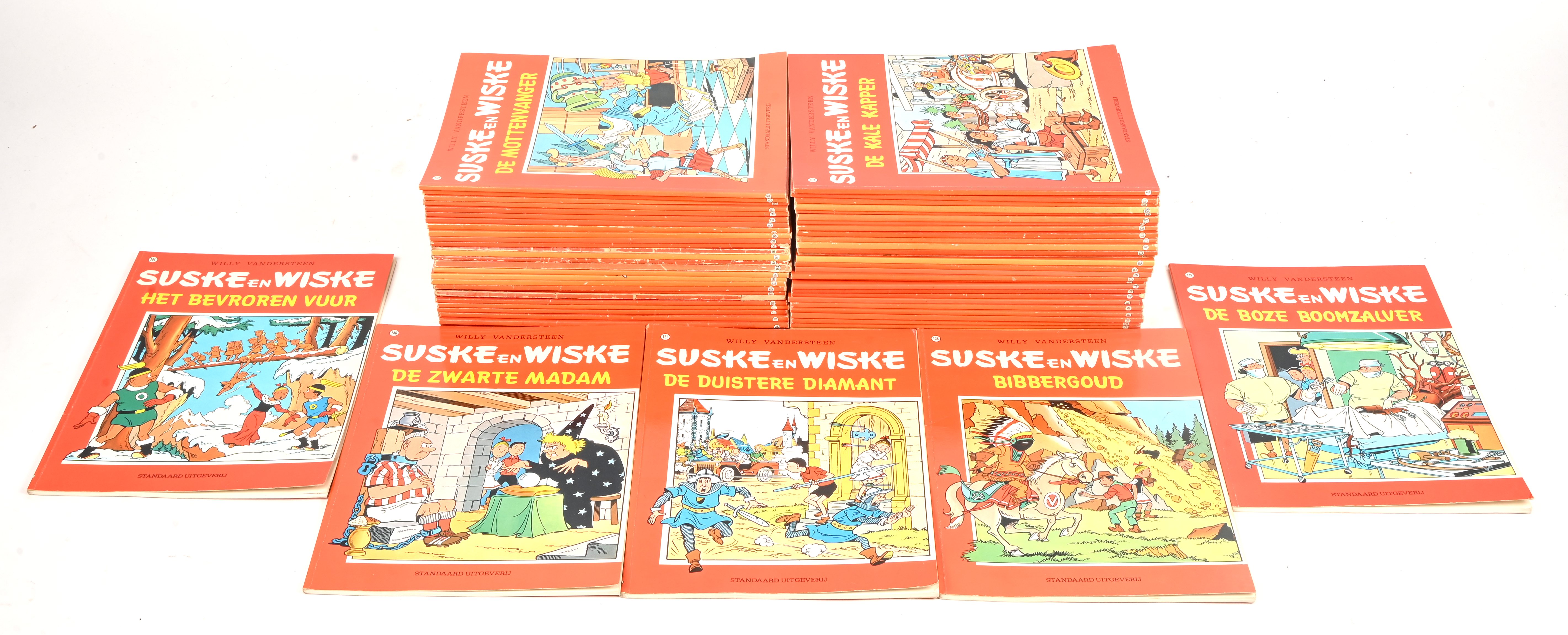 Suske en Wiske. Rode reeks, vier kleuren. Nummers 121 tot en met 175 (135, 152, 162, 169 dubbel. Redelijke tot goede staat. 59 stuks Suske en Wiske. Rode reeks, vier kleuren. Nummers 121 tot en met 175 (135, 152, 162, 169 dubbel. Redelijke tot goede staat. 59 stuks.
