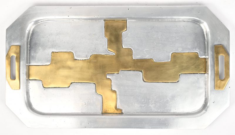 Een brutalistisch vintage dienblad van aluminium en messing. Ontwerp; David Marshall.