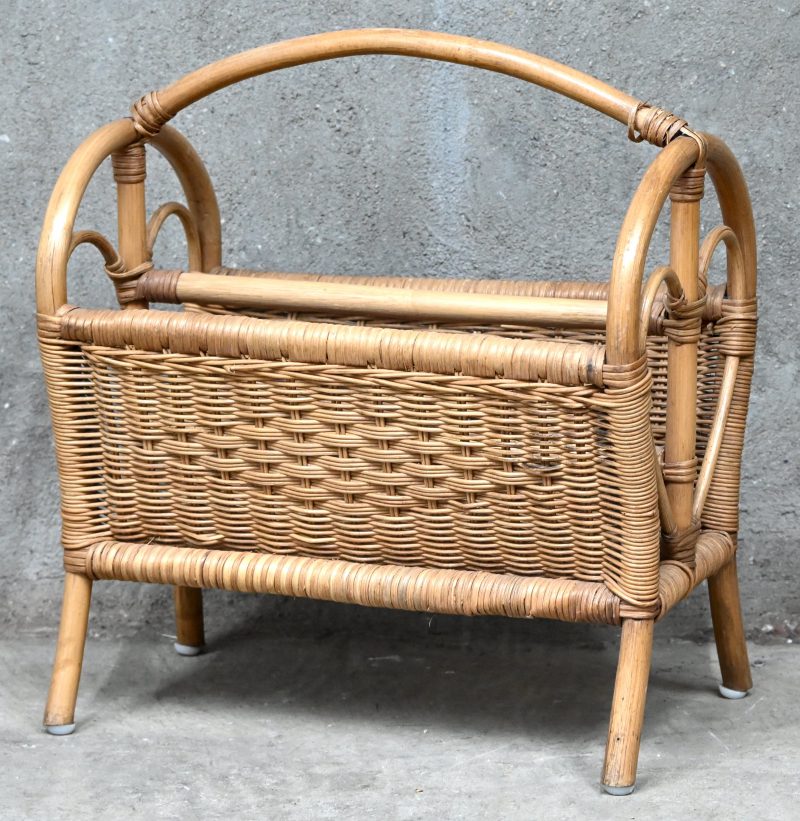 Een vintage rotan krantenbakje.