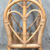 Een vintage rotan krantenbakje.