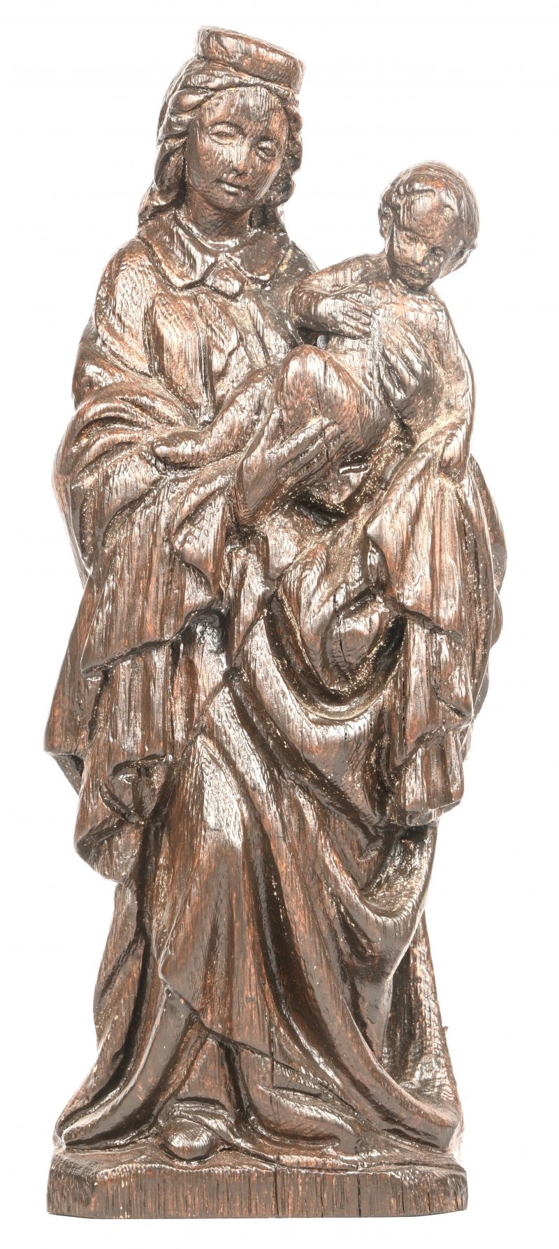 ‘Moeder met kind’, een donker gepatinneerd houten beeld.