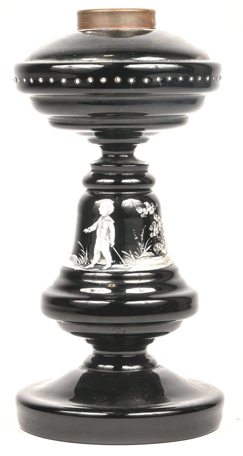 Een antieke olielampvoet, zwart glas met geëtst decor.