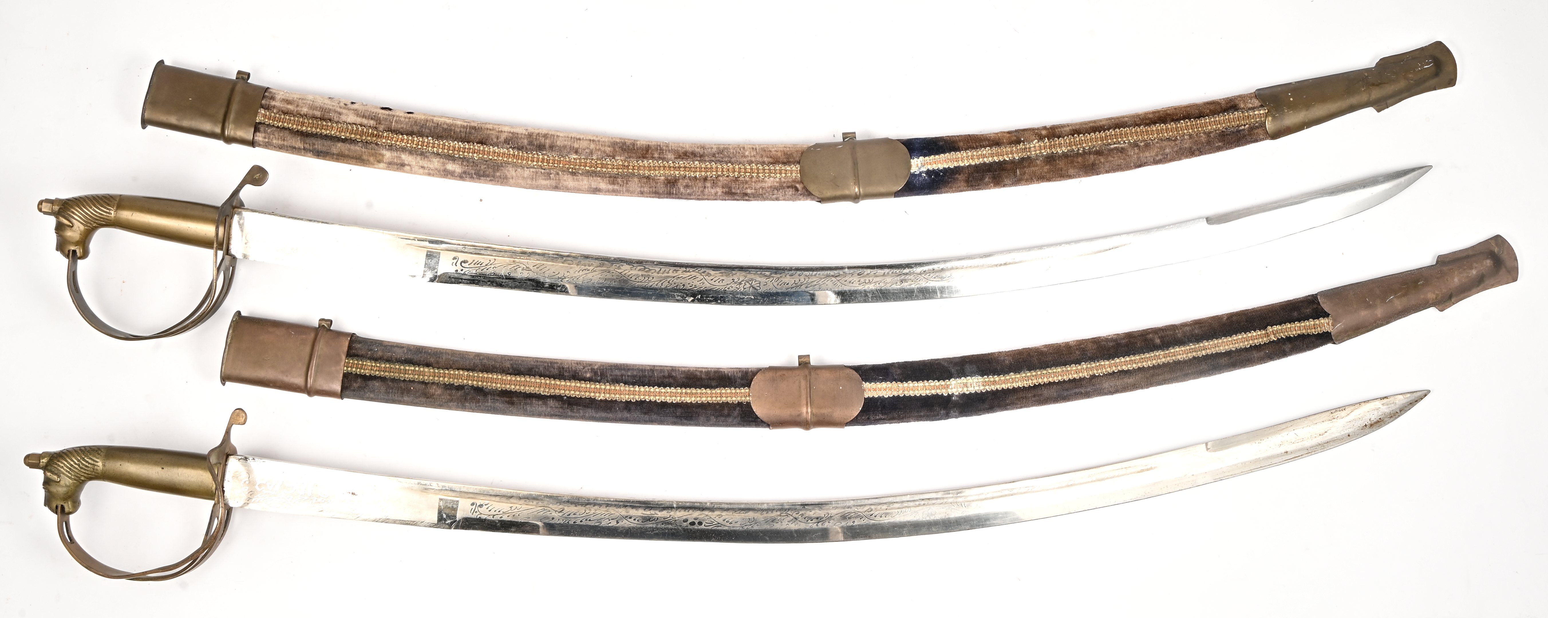 Een lot van 2 decoratieve kromzwaarden, made in India Een lot van 2 decoratieve kromzwaarden, made in India.