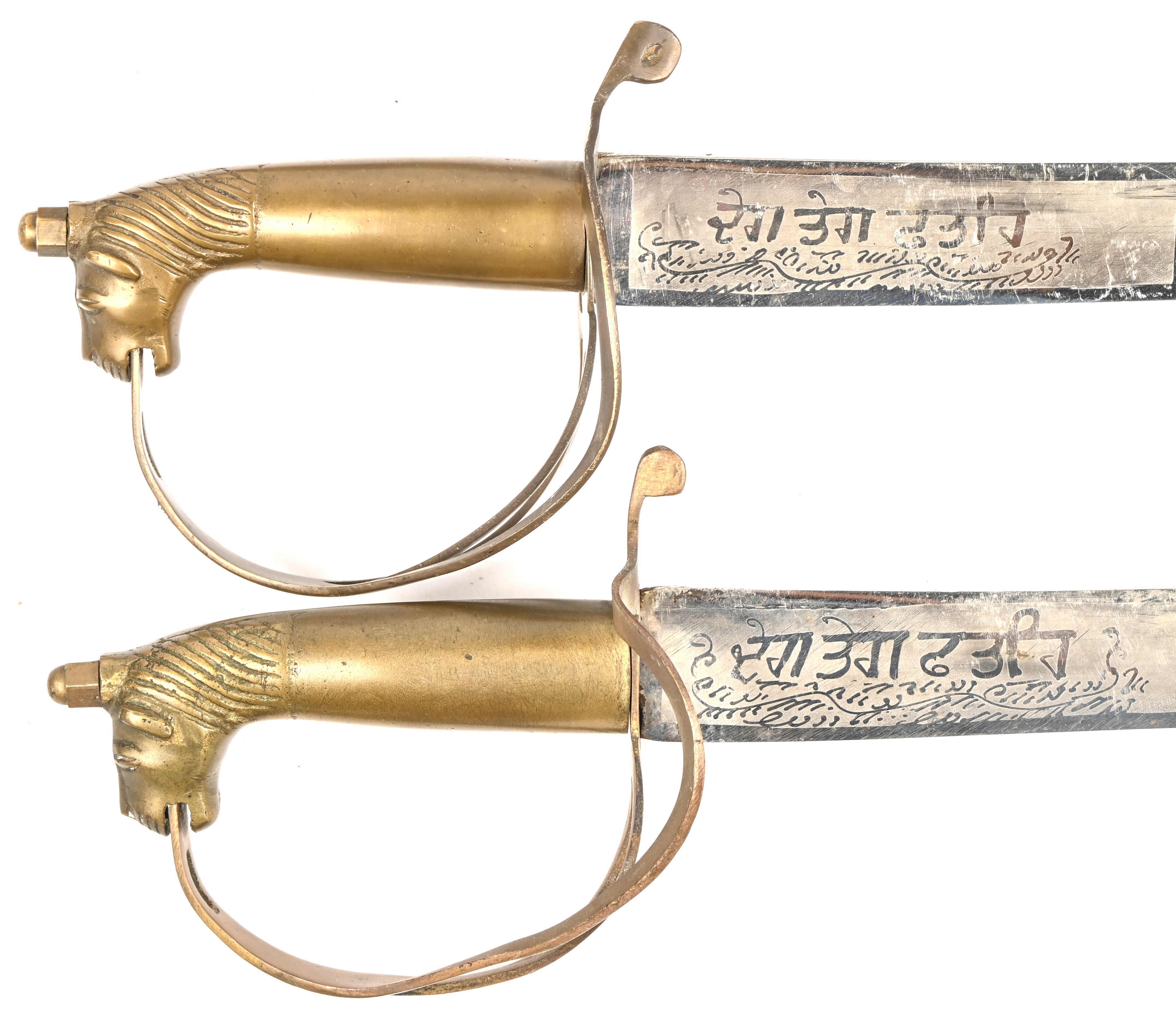 Een lot van 2 decoratieve kromzwaarden, made in India Een lot van 2 decoratieve kromzwaarden, made in India.