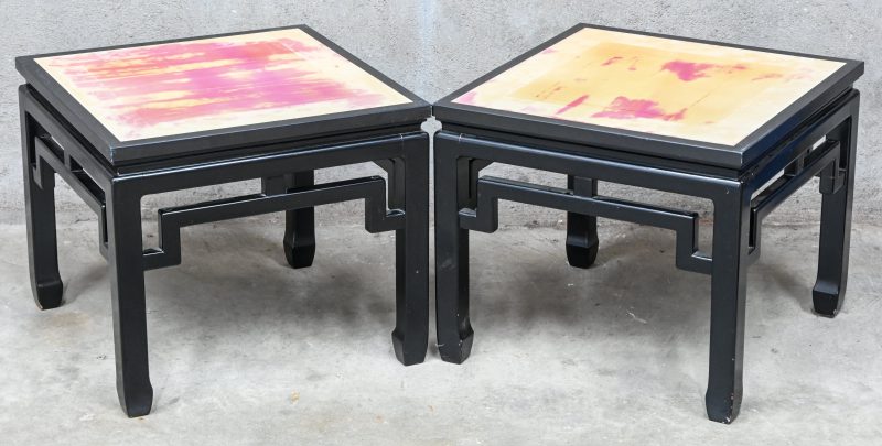 Een set van 2 bijzettafeltjes in Chinese stijl, hout en kunststof.