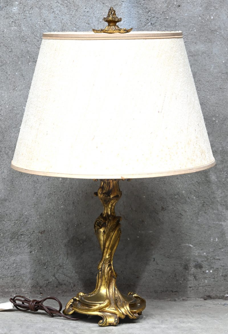 Een bronzen tafellampenvoet in rococo stijl.