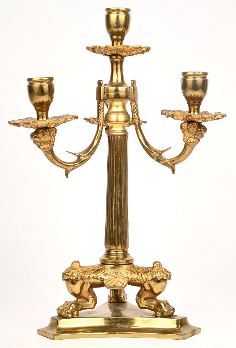 Een bronzen kandelaar in Empire-stijl voor 3 kaarsen.