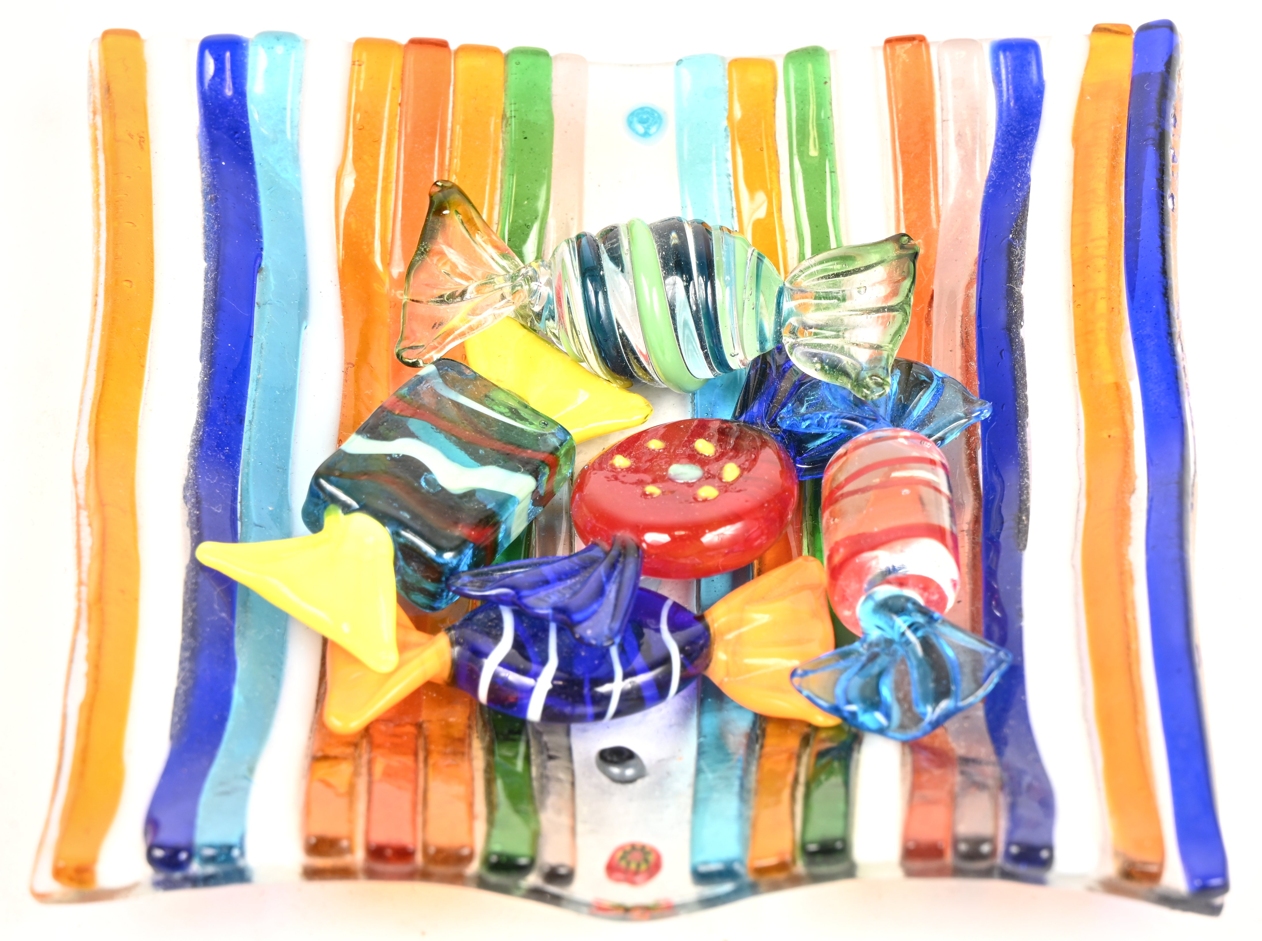 Een lot van 5 snoepjes op schaaltje uit Muranoglas Een lot van 5 snoepjes op schaaltje uit Muranoglas.