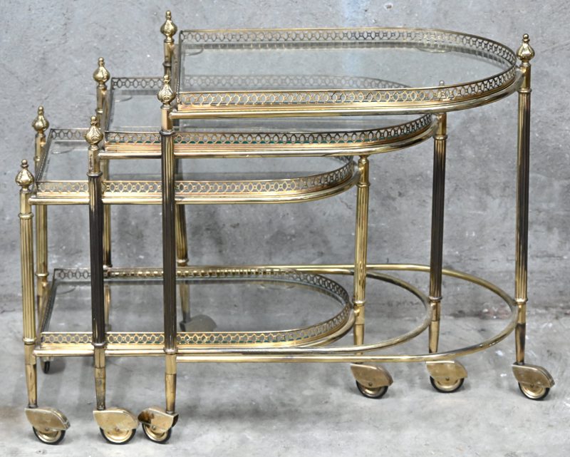 Een ‘nest of tables’, 3-delig, messing en glas, halfrond.